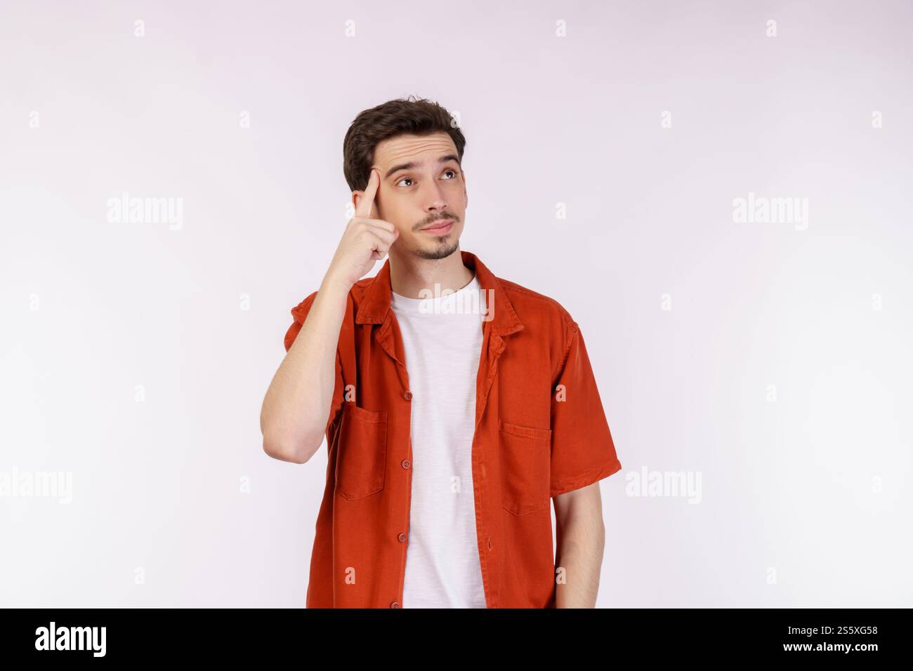 Ritratto dell'uomo pensante circondato da un punto interrogativo su sfondo isolato. Trovare ispirazione o soluzione al problema. Foto Stock