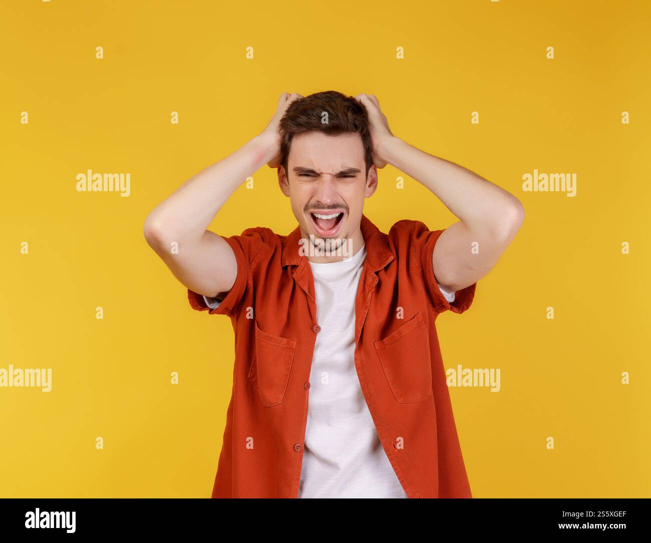 Ritratto dell'uomo pensante circondato da un punto interrogativo su sfondo isolato. Trovare ispirazione o soluzione al problema. Foto Stock