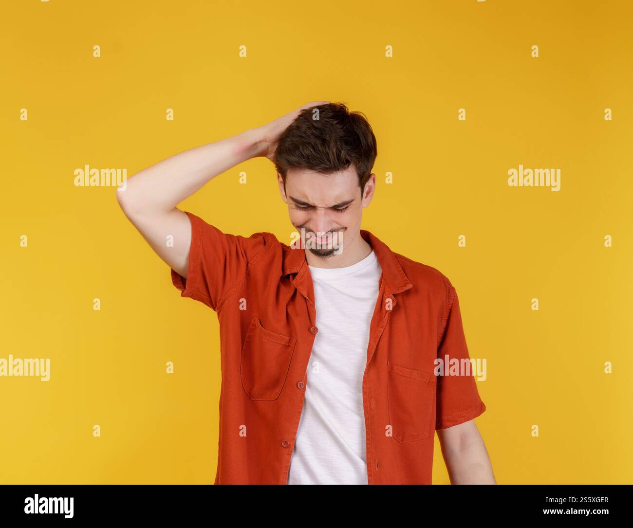 Ritratto dell'uomo pensante circondato da un punto interrogativo su sfondo isolato. Trovare ispirazione o soluzione al problema. Foto Stock