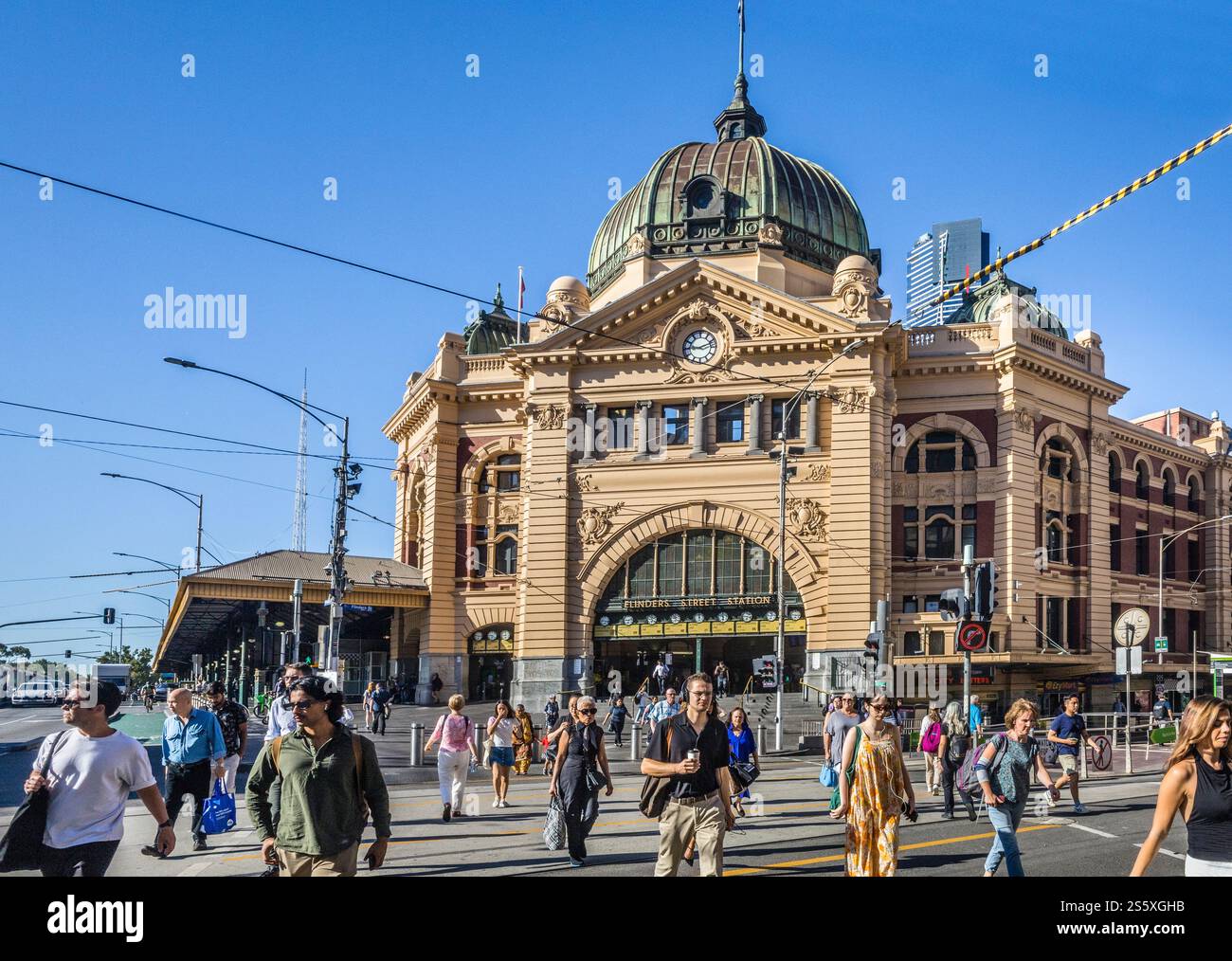 L'ingresso principale della stazione di Flinders Street e l'intersezione tra Flinders e Swanston Street nel CBD di Melbourne, il caratteristico ed eclettico edificio edoardiano Foto Stock