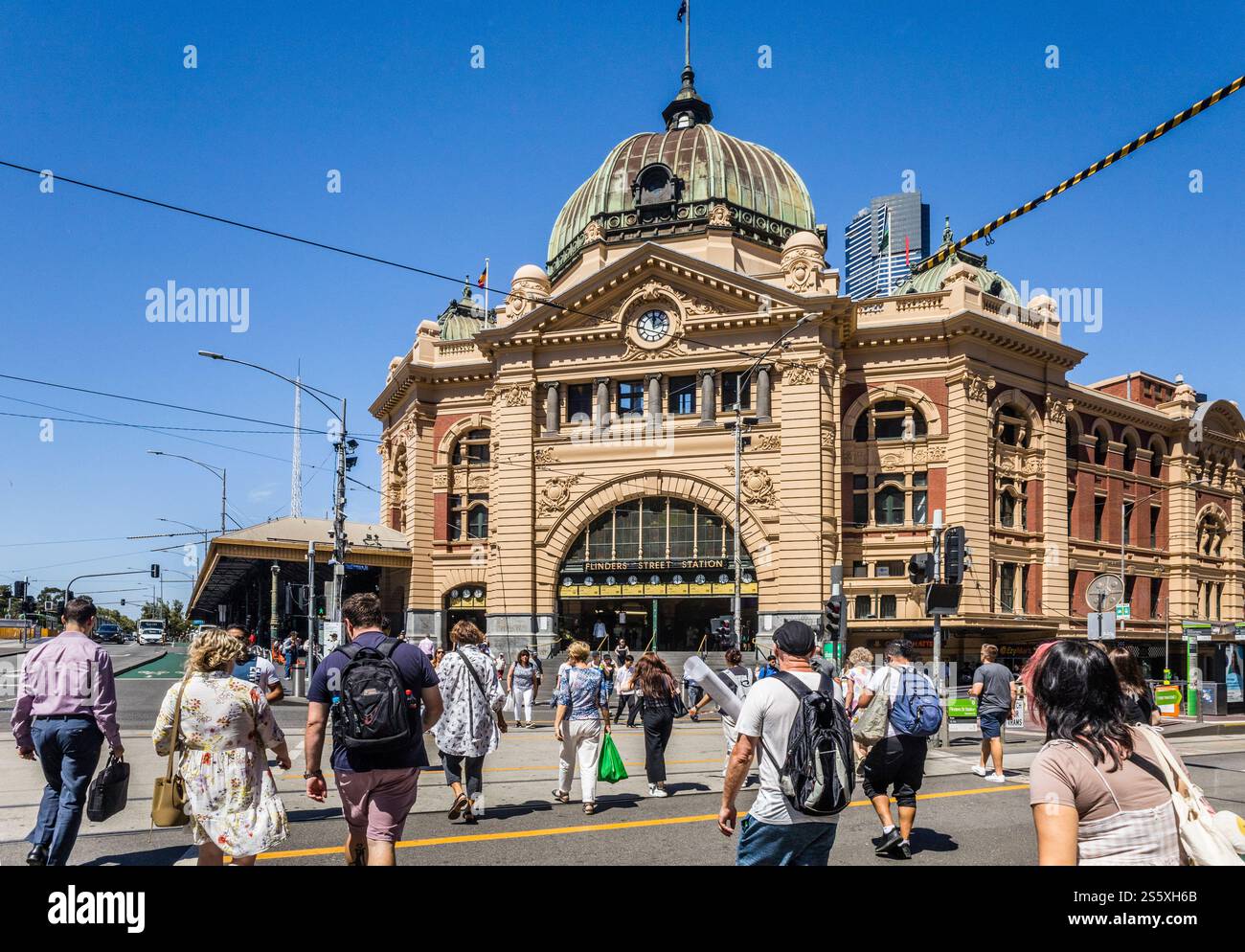 L'ingresso principale della stazione di Flinders Street e l'intersezione tra Flinders e Swanston Street nel CBD di Melbourne, il caratteristico ed eclettico edificio edoardiano Foto Stock
