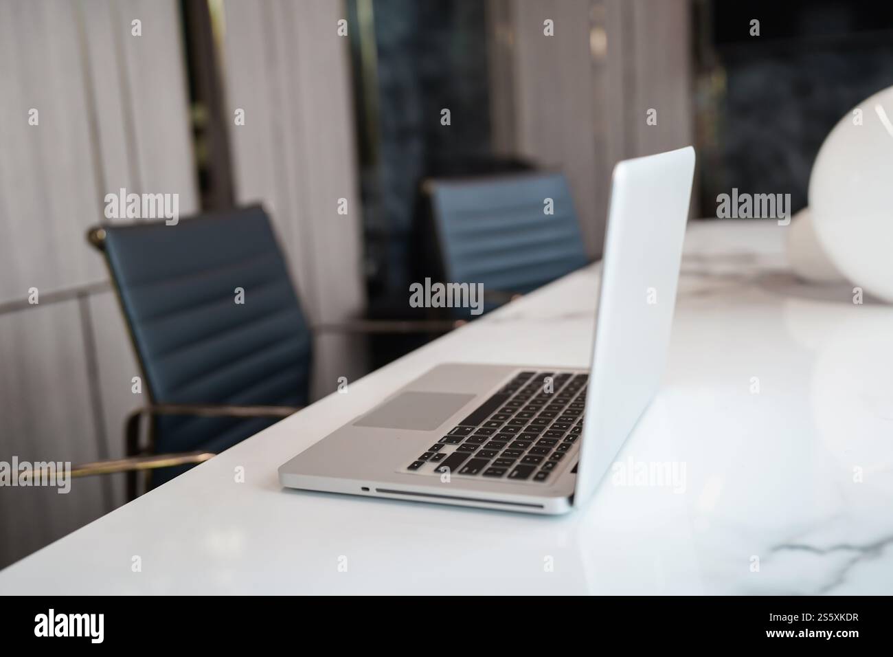 Sala riunioni aziendale, area di lavoro, interno dell'ufficio con laptop sul tavolo. Nessuno. Foto Stock