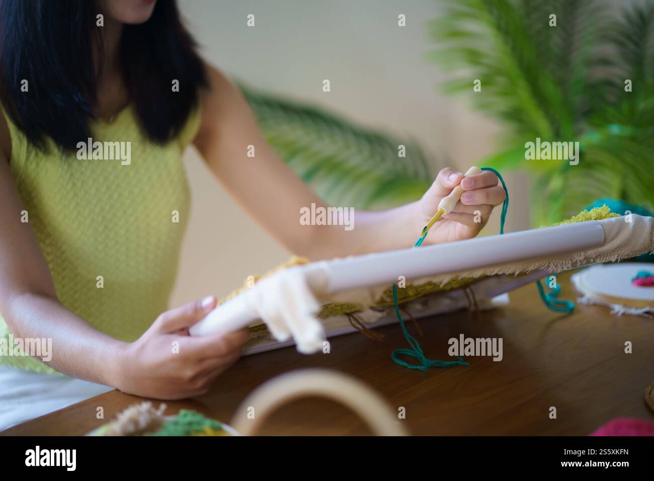 Punzonare l'ago. Donna asiatica che fa maglieria Hobby fatta a mano in laboratorio. Design Workplace Artigianato progetto artigianale fai da te concetto di ricamo Foto Stock