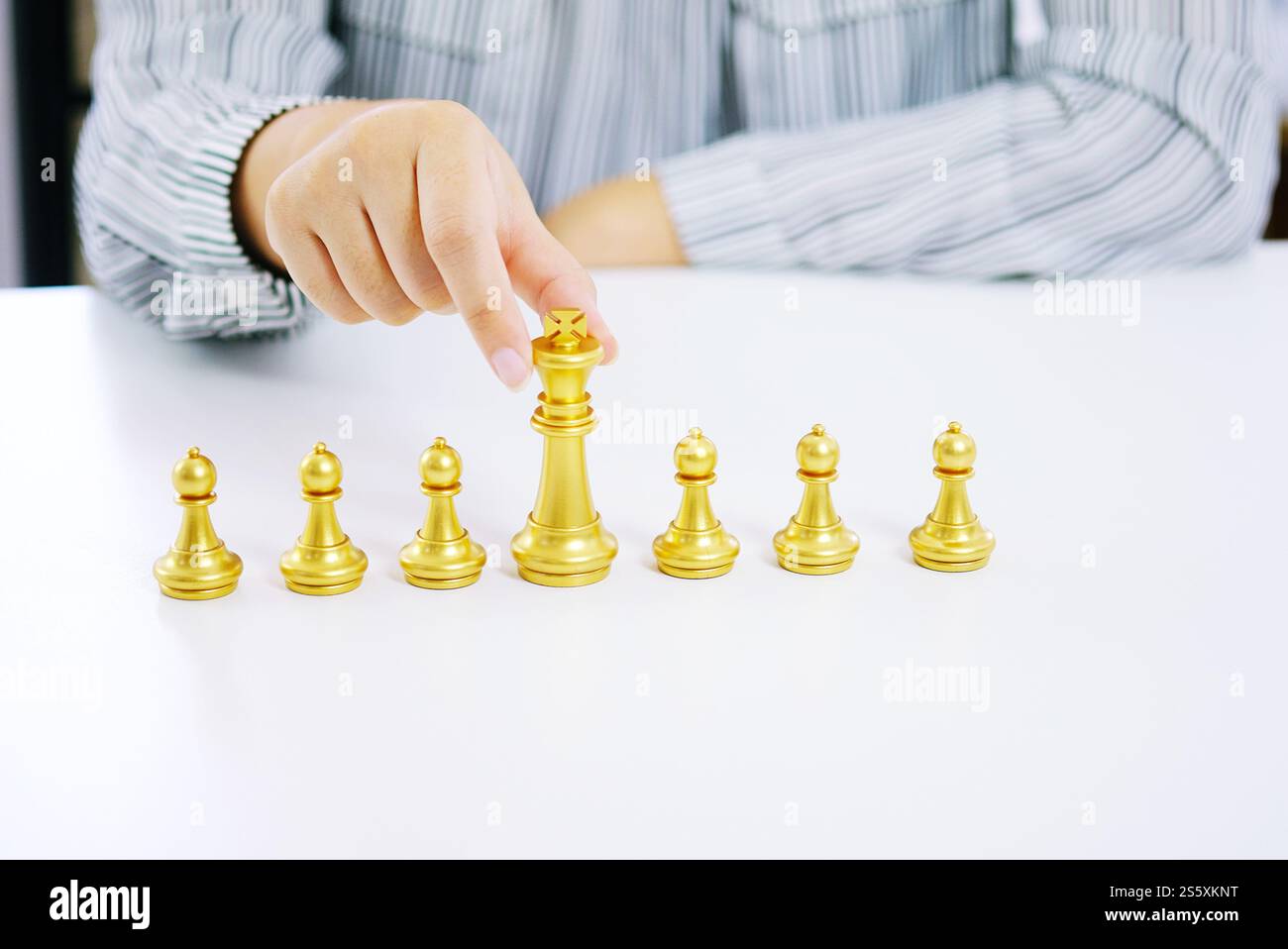 Concetto di risorse umane gestione della carriera con le mani strette pianificazione strategia con figure di scacchi Foto Stock