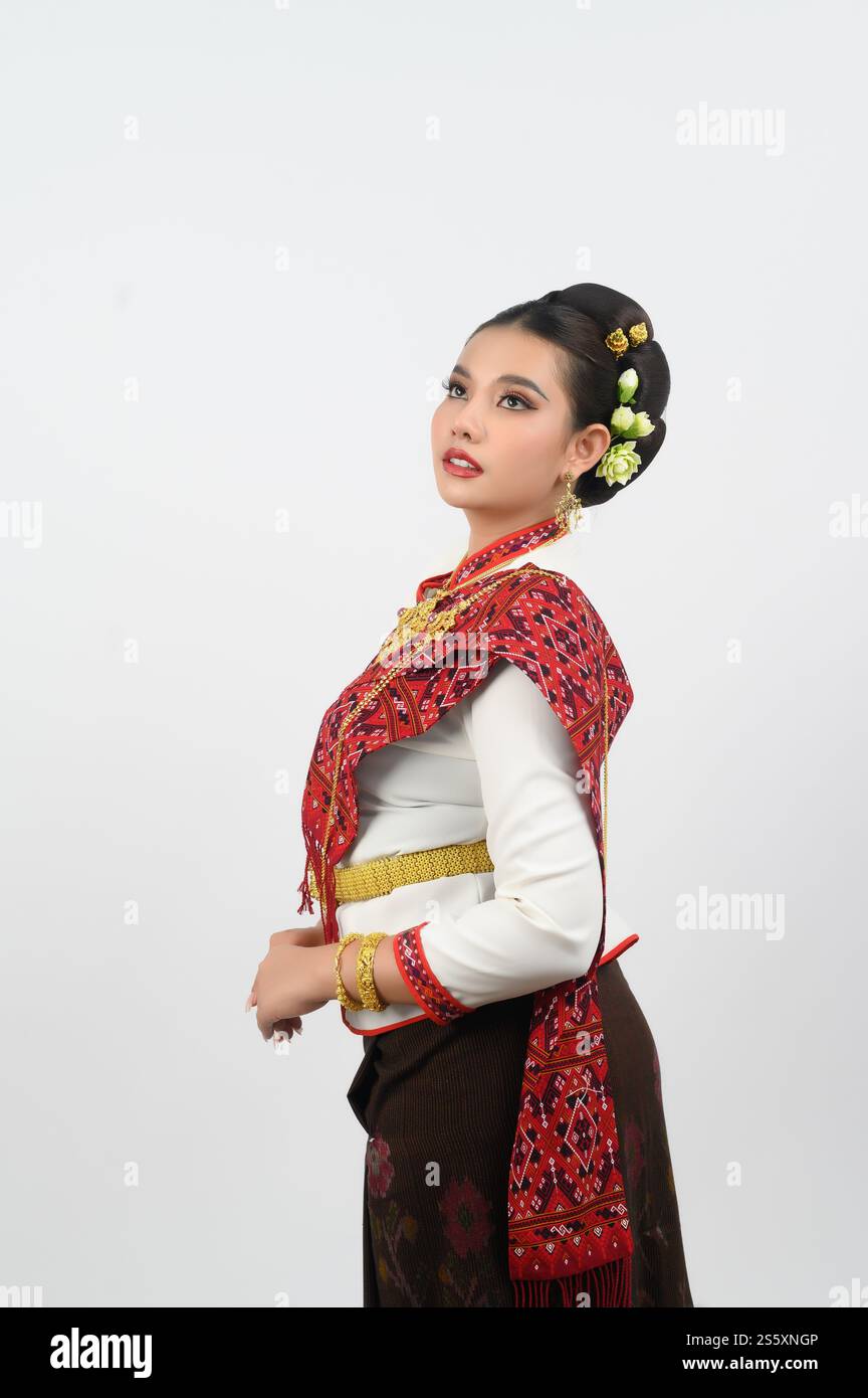 Ritratto di una bella donna thailandese in un abbigliamento tradizionale thailandese del nord in posa, bella donna asiatica in costume tailandese Lanna con un affascinante sorriso Foto Stock