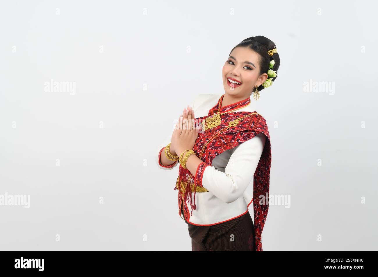 Ritratto di una bella donna thailandese in un abbigliamento tradizionale thailandese del nord in posa, bella donna asiatica in costume tailandese Lanna con un affascinante sorriso Foto Stock