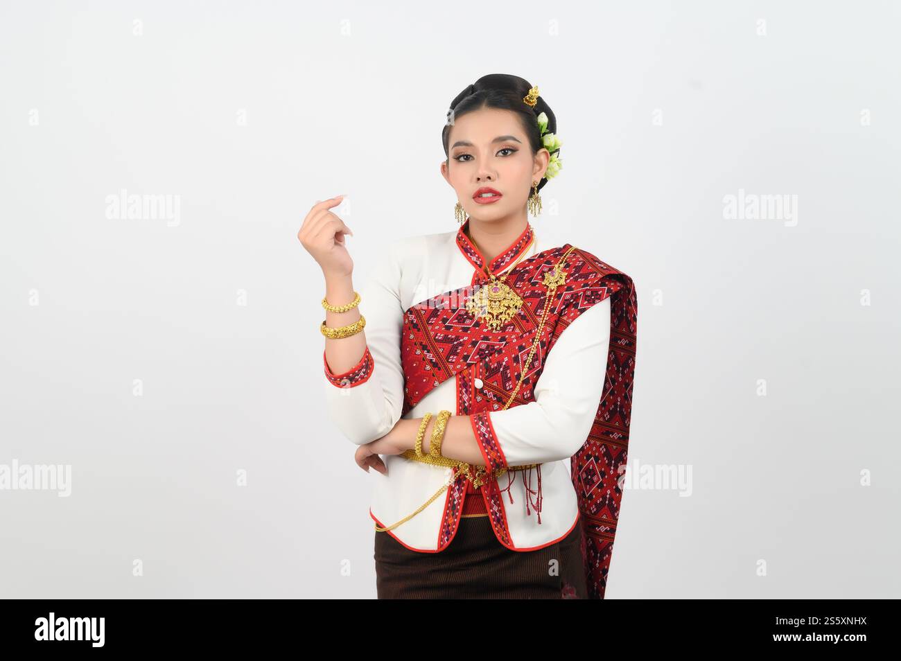 Ritratto di bella donna tailandese in Thai Northern Traditional Clothing in posa, bella donna asiatica in costume Thai Lanna alzando la mano, Foto Stock