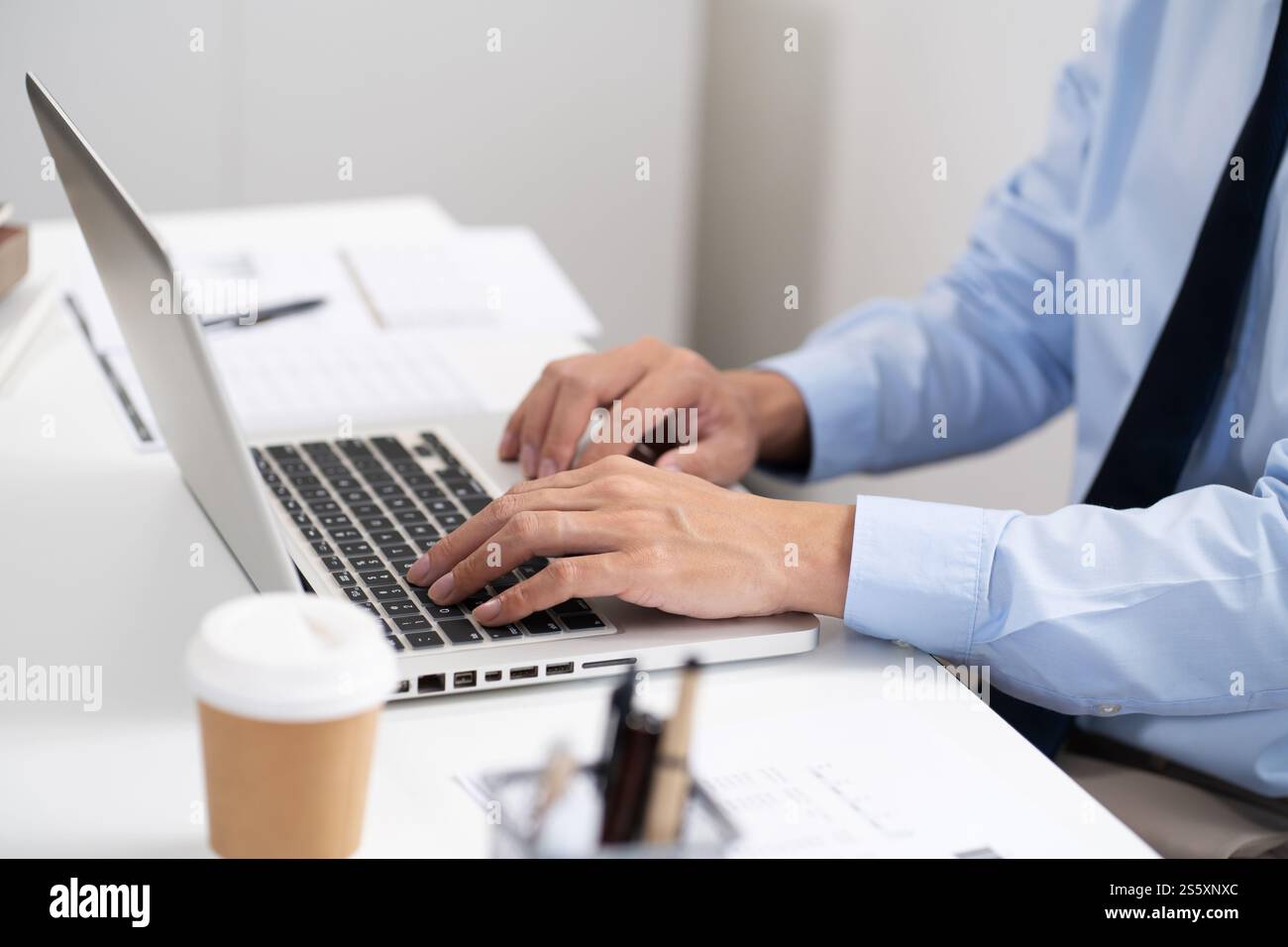 Uomo d'affari che lavora utilizzando le mani del computer portatile digitando su una tastiera. Investitore professionista che lavora per un nuovo progetto di Start-up. pianificazione aziendale in corso Foto Stock