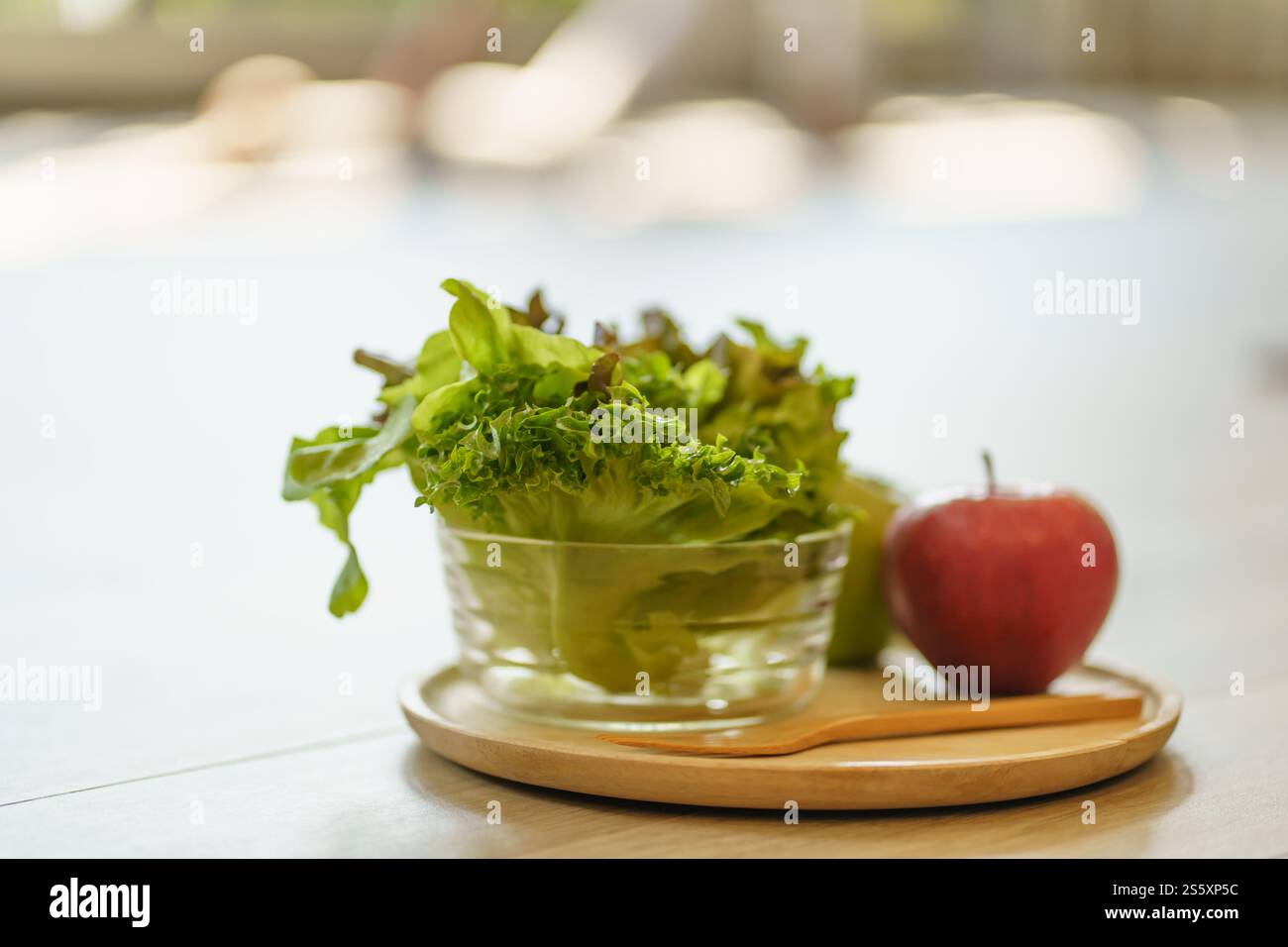 Insalata fresca e Apple Heathy: Cibo crudo vegano pulito Foto Stock
