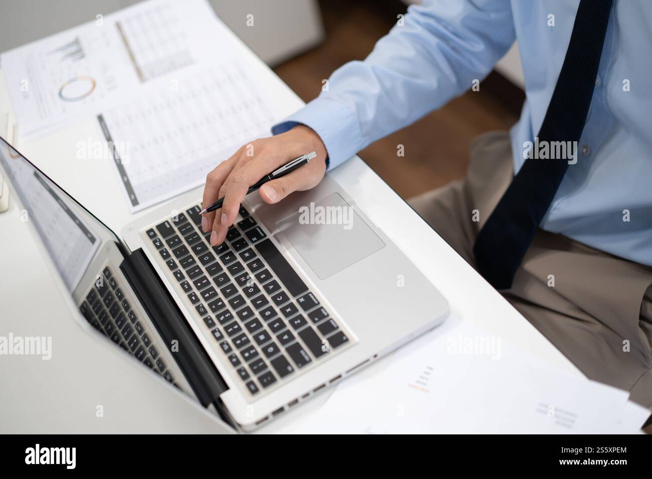 Uomo d'affari che lavora utilizzando le mani del computer portatile digitando su una tastiera. Investitore professionista che lavora per un nuovo progetto di Start-up. pianificazione aziendale in corso Foto Stock
