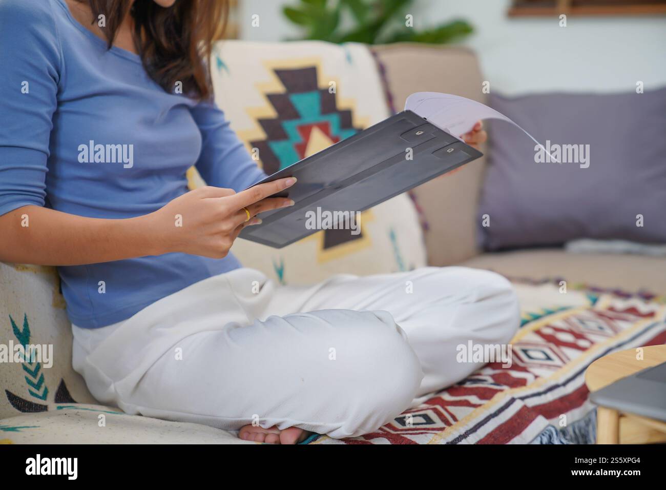 Donna d'affari che lavora da casa. Problemi finanziari concetto di spazio di lavoro domestico. Foto Stock