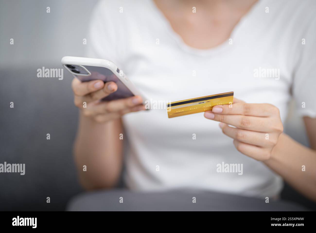 Donna che detiene la carta di credito e utilizza un computer portatile per lo shopping online su Internet e-commerce spendendo soldi acquisto online concetto di tecnologia portatile Foto Stock