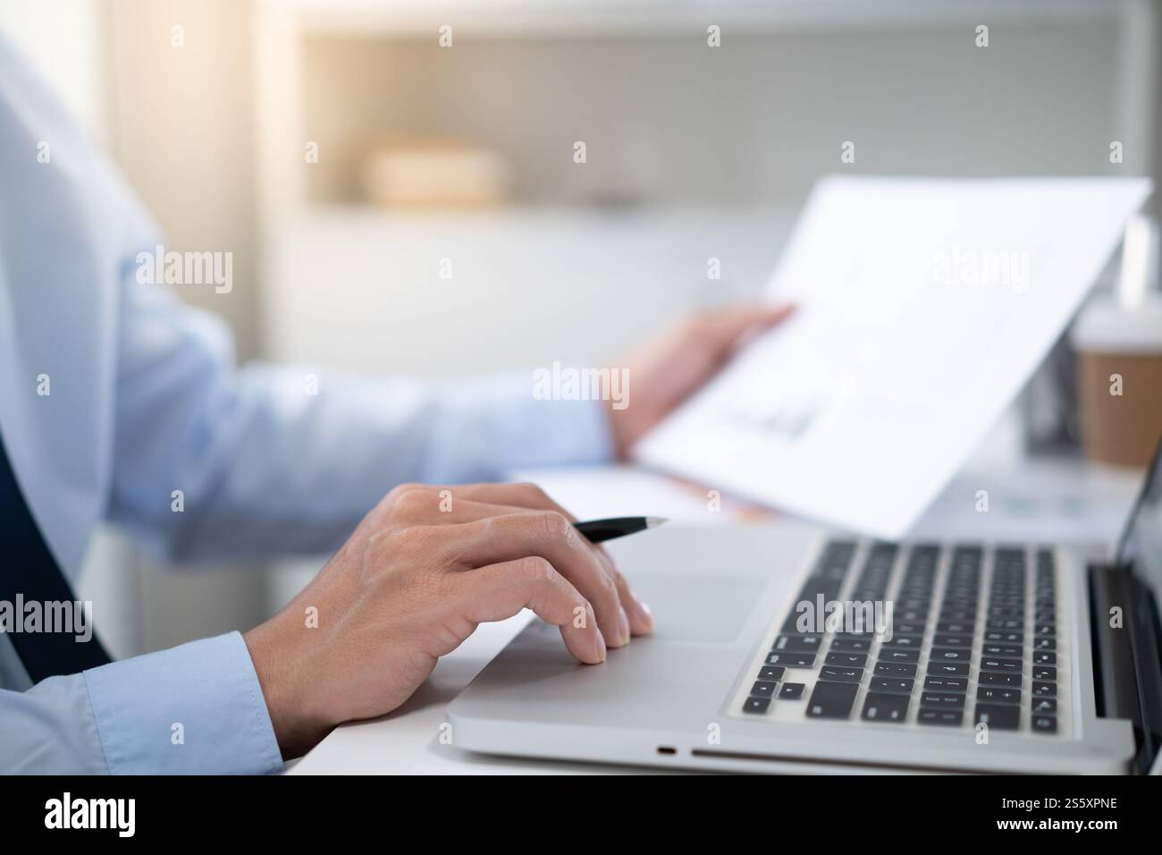 Uomo d'affari che lavora utilizzando le mani del computer portatile digitando su una tastiera. Investitore professionista che lavora per un nuovo progetto di Start-up. pianificazione aziendale in corso Foto Stock