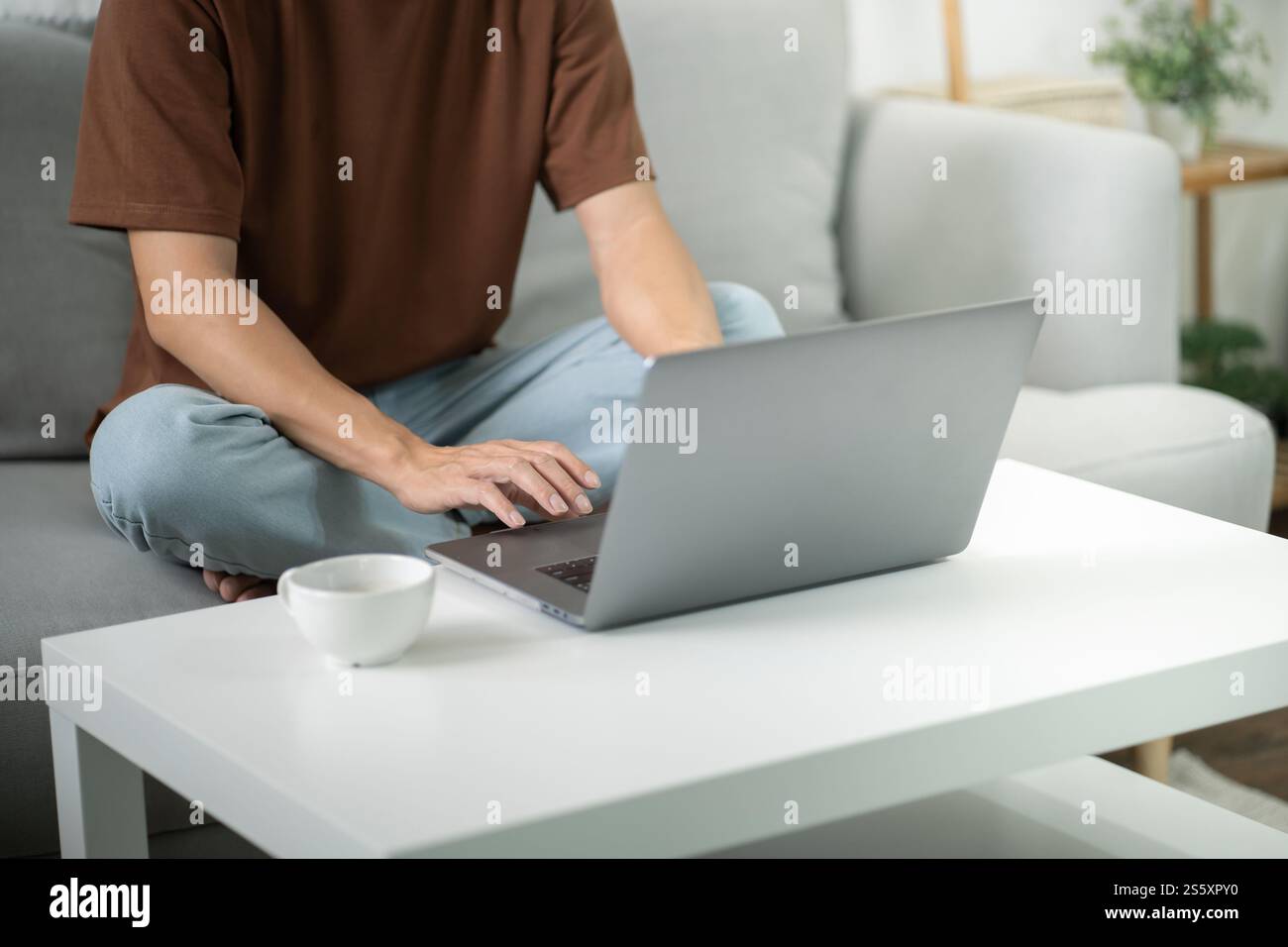 Un uomo lavora da casa. lavora online su un notebook. Uomo d'affari asiatico che lavora sul concetto di business online con riunioni online su laptop per il distanziamento sociale Foto Stock