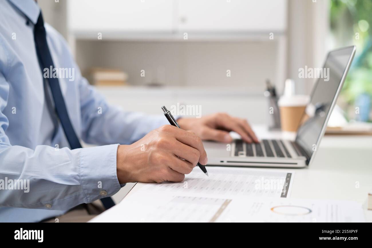 Uomo d'affari che lavora utilizzando le mani del computer portatile digitando su una tastiera. Investitore professionista che lavora per un nuovo progetto di Start-up. pianificazione aziendale in corso Foto Stock