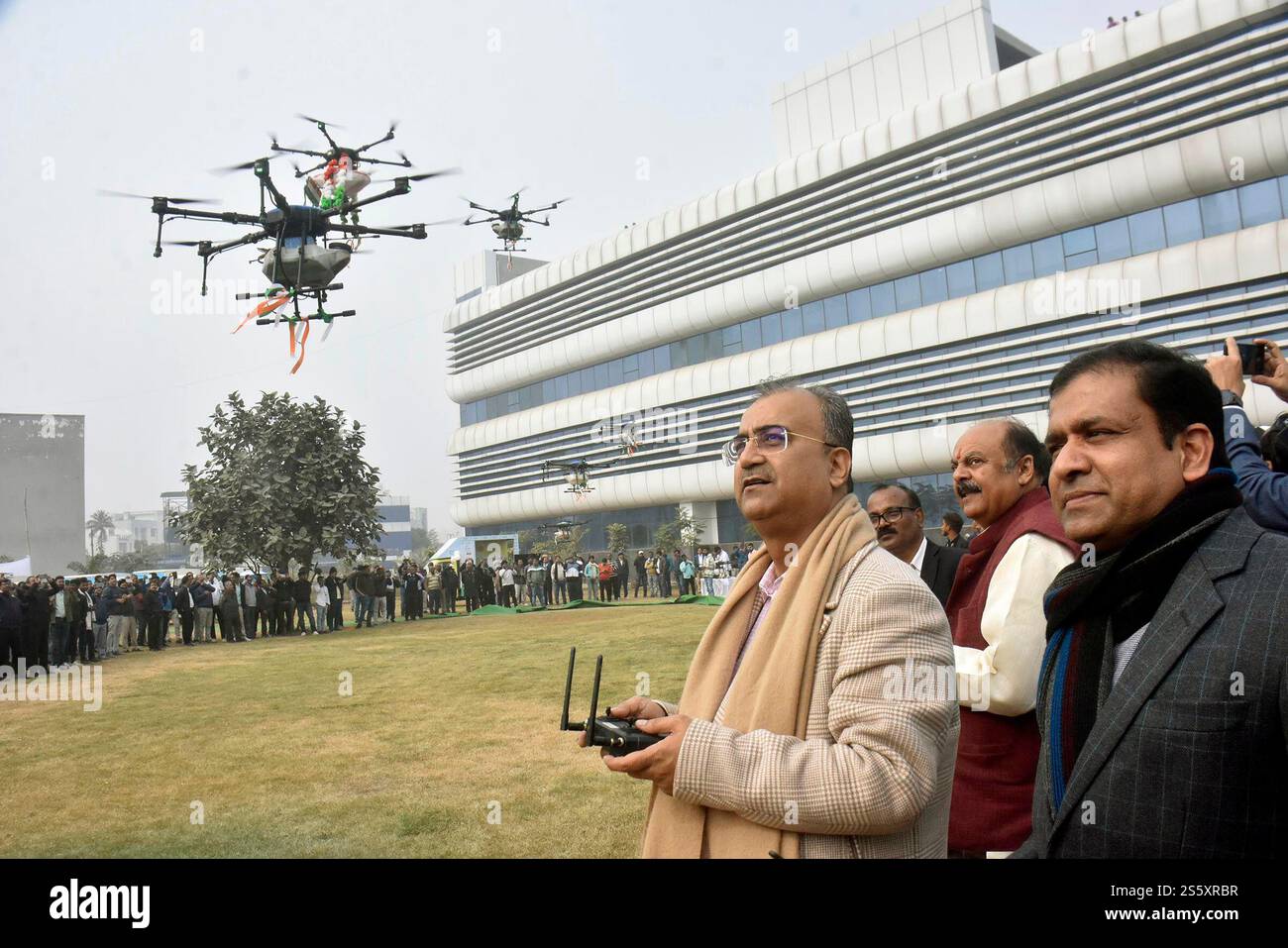 India. 14 gennaio 2025. PATNA, INDIA - 14 GENNAIO: Il ministro dell'agricoltura del Bihar Mangal Pandey droni volanti in occasione del festival Makar Sankranti a Krishi Bhawan il 14 gennaio 2025 a Patna, India. (Foto di Santosh Kumar/Hindustan Times/Sipa USA) credito: SIPA USA/Alamy Live News Foto Stock
