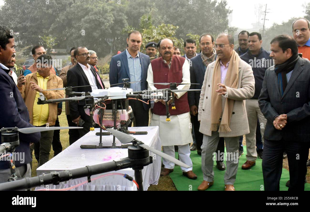 India. 14 gennaio 2025. PATNA, INDIA - 14 GENNAIO: Il ministro dell'agricoltura del Bihar Mangal Pandey Looking droni durante la mostra dei droni in occasione del festival Makar Sankranti a Krishi Bhawan il 14 gennaio 2025 a Patna, India. (Foto di Santosh Kumar/Hindustan Times/Sipa USA) credito: SIPA USA/Alamy Live News Foto Stock