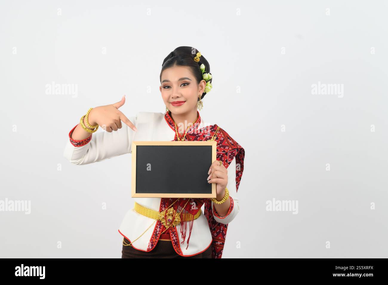 Ritratto di una bella donna in abbigliamento tradizionale thailandese del Nord con lavagna, bella donna asiatica in un abito tailandese Lanna con lavagna vuota Foto Stock
