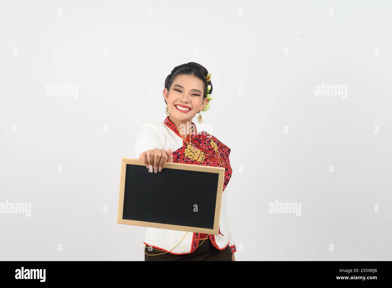 Ritratto di una bella donna in abbigliamento tradizionale thailandese del Nord con lavagna, bella donna asiatica in un abito tailandese Lanna con lavagna vuota Foto Stock