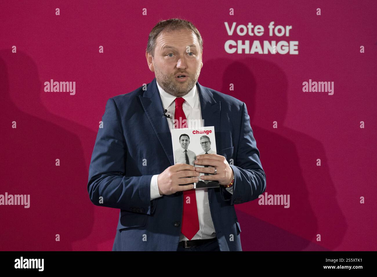 Foto del file del 18/06/24 del segretario scozzese Ian Murray che ha parlato durante il lancio del manifesto elettorale generale del partito a Murrayfield a Edimburgo. Il segretario scozzese Ian Murray diventerà il primo ministro del governo britannico nell'amministrazione laburista a testimoniare a Holyrood gli accordi di investimento da 3 miliardi di sterline. Data di pubblicazione: Mercoledì 15 gennaio 2025. Foto Stock