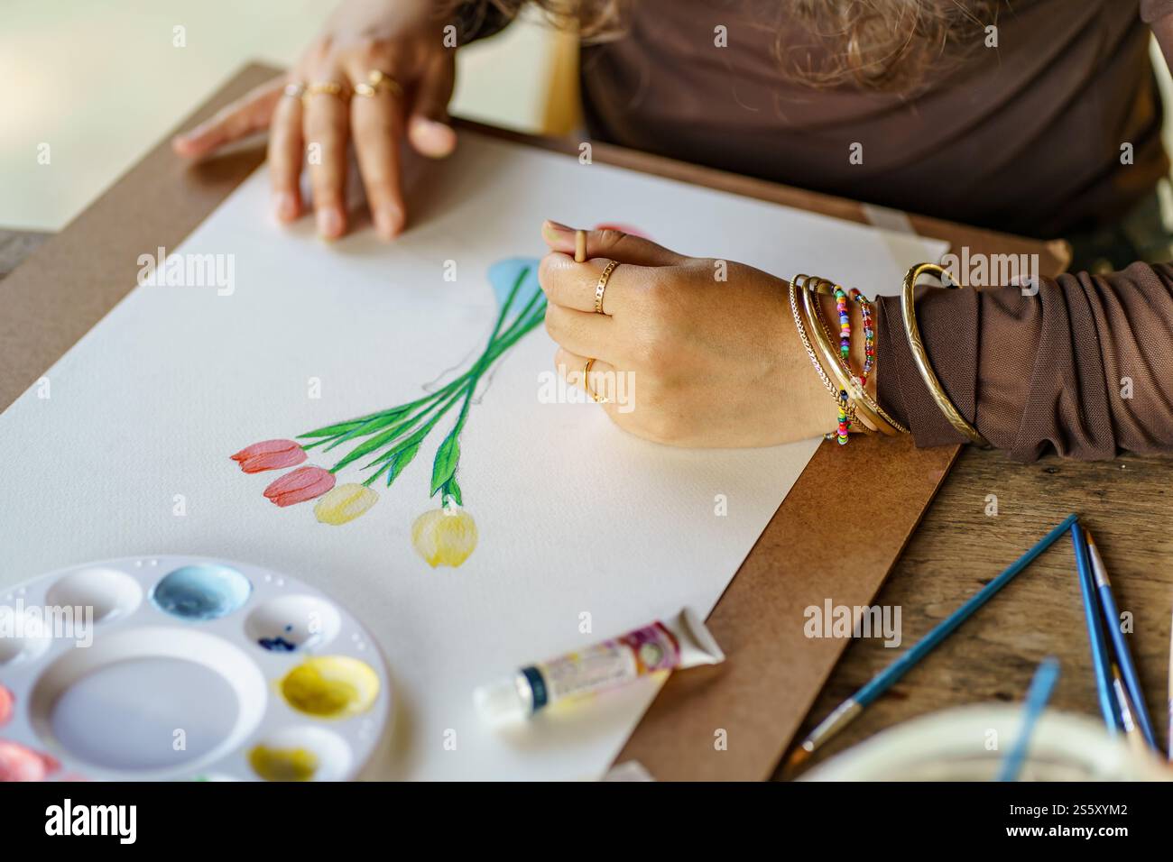 Disegnare da un artista pennello che mescola colore acrilico acquerello pittura ad olio sulla creatività artistica e sulla terapia parziale. Foto Stock