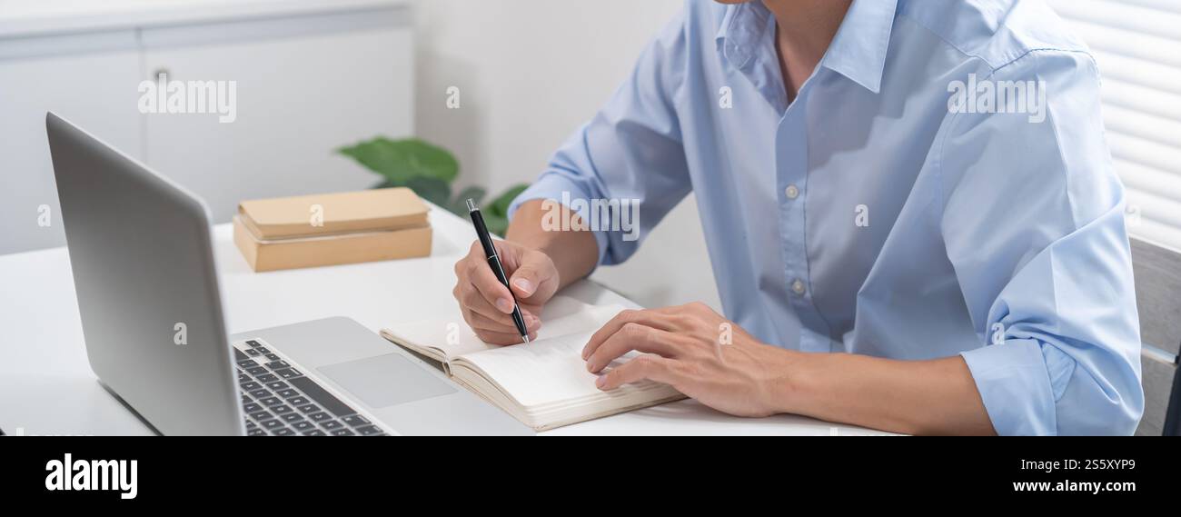 E learning Student online VDO Call Conference lavora da casa con Cat Remote Work Talk chat online su laptop webcam conferenza con tablet Foto Stock