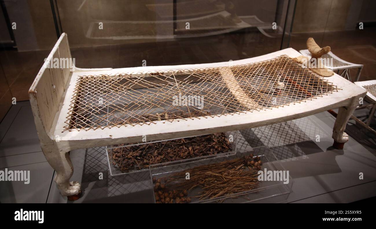 Letto di merito. 177 cm x 66,5x76,5 cm. Legno. Nuovo regno. XVIII dinastia. (1425-1353 A.C.). Deir el-Medina. Tomba di Kha (TT8). Museo Egizio di Torino. Italia. Foto Stock