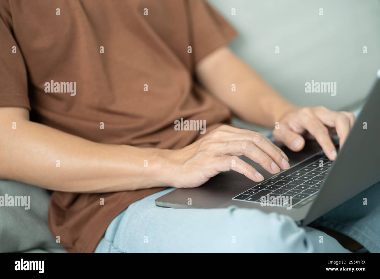 Un uomo lavora da casa. lavora online su un notebook. Uomo d'affari asiatico che lavora sul concetto di business online con riunioni online su laptop per il distanziamento sociale Foto Stock