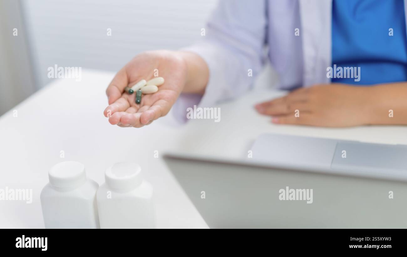 Medico professionista mano dare medicina. Proteggere contro il coronavirus COVID-19 medico concetto sanitario dare pillole al paziente. Foto Stock