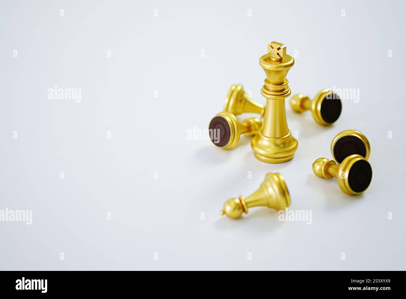 Concetto di risorse umane gestione della carriera con le mani strette pianificazione strategia con figure di scacchi Foto Stock