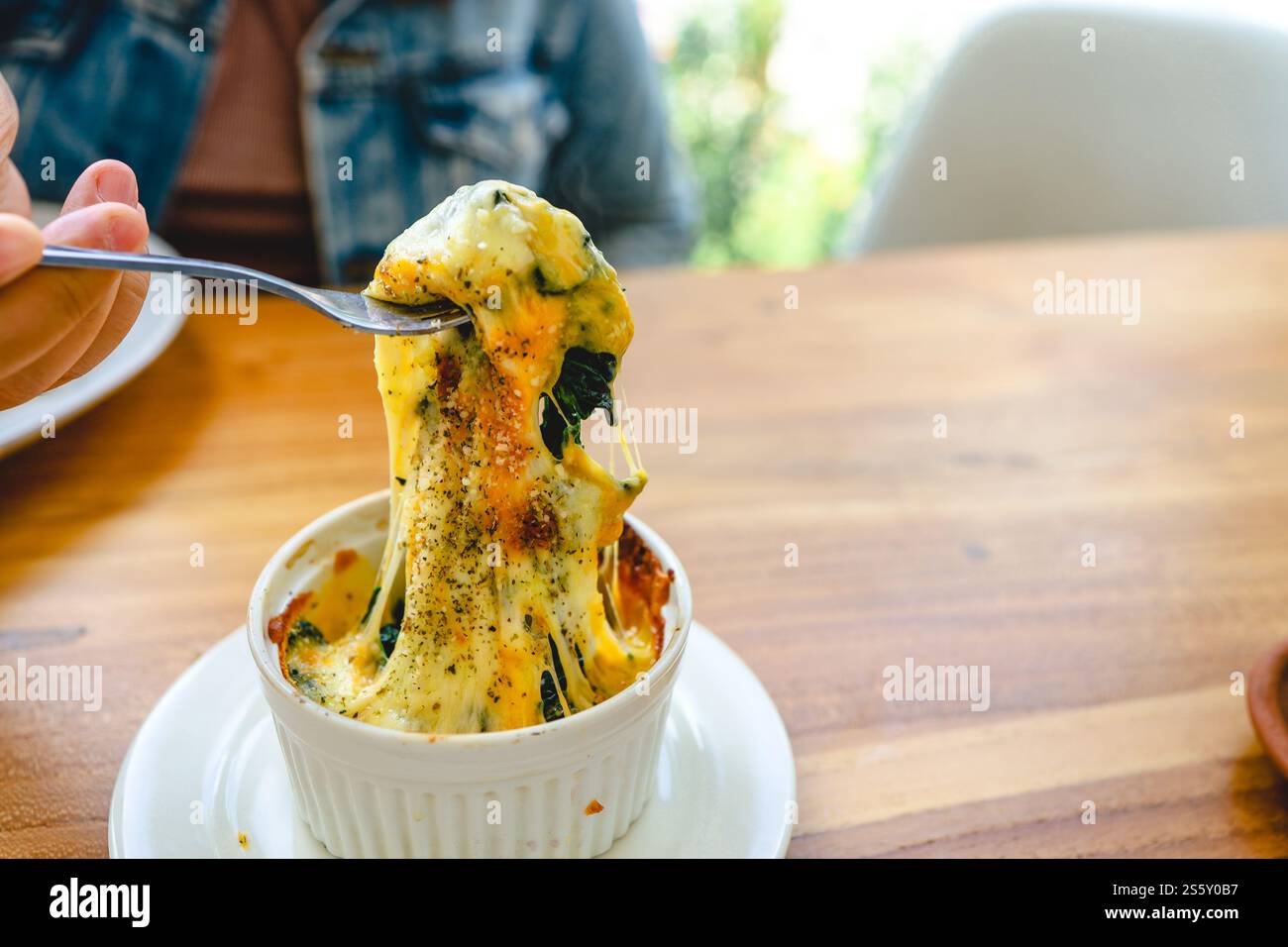 Antipasto vegetariano spinaci al forno con formaggio cibo vegetariano Foto Stock