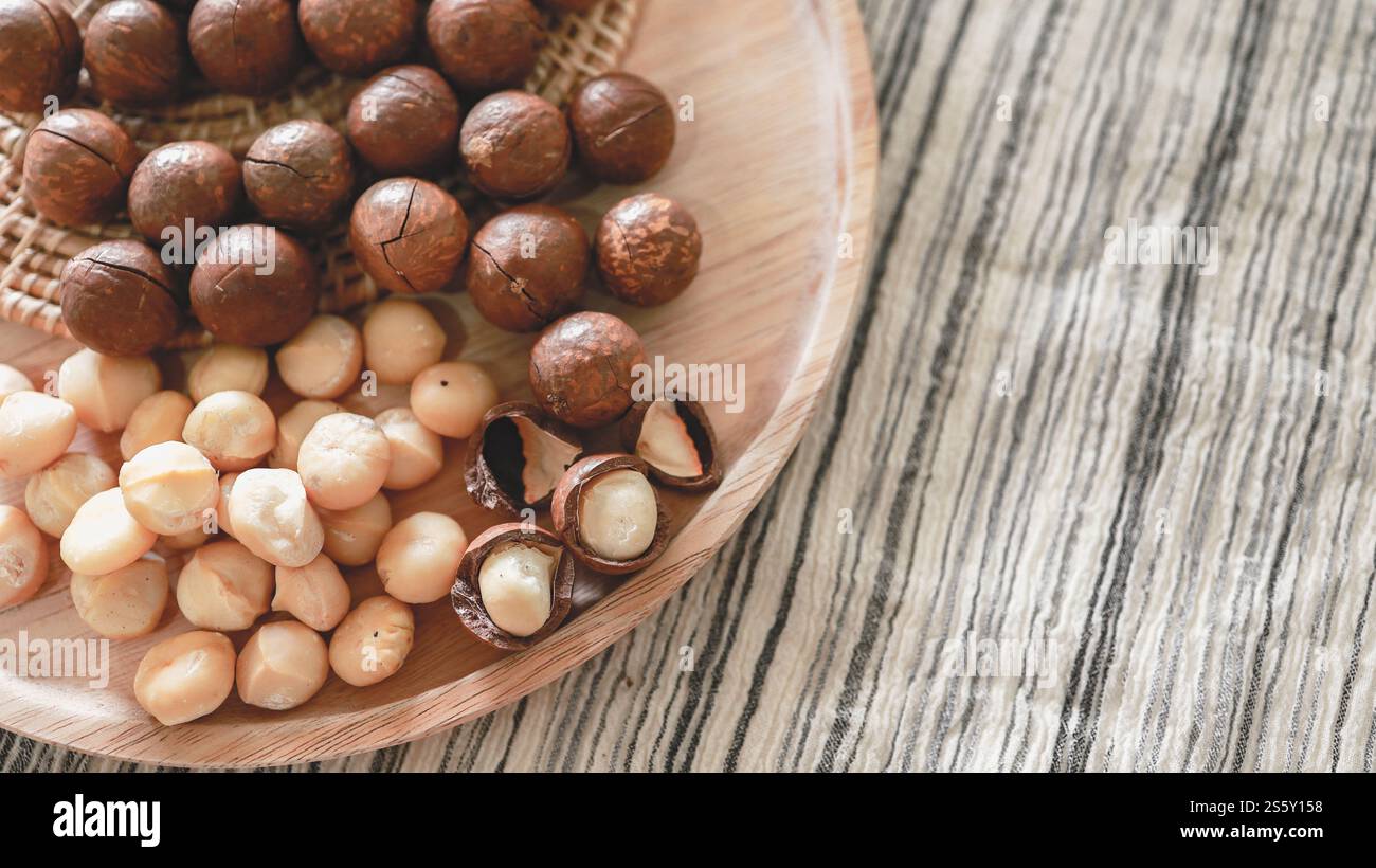Noce di Macadamia organica. le noci di macadamia sono spezzate e cotte per gustare superfood estremamente delizioso macadamia naturale sgusciata fresca e cibo sano Foto Stock