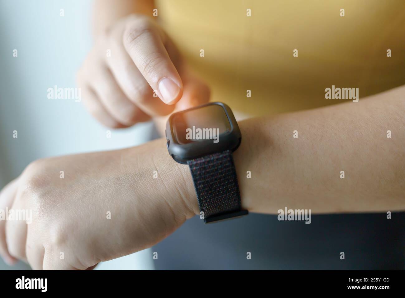 Donna che si allena con l'app salute su mani di primo piano dell'orologio intelligente. Foto Stock Donna che si allena con l'app salute su mani di primo piano dell'orologio intelligente. Foto Stock
