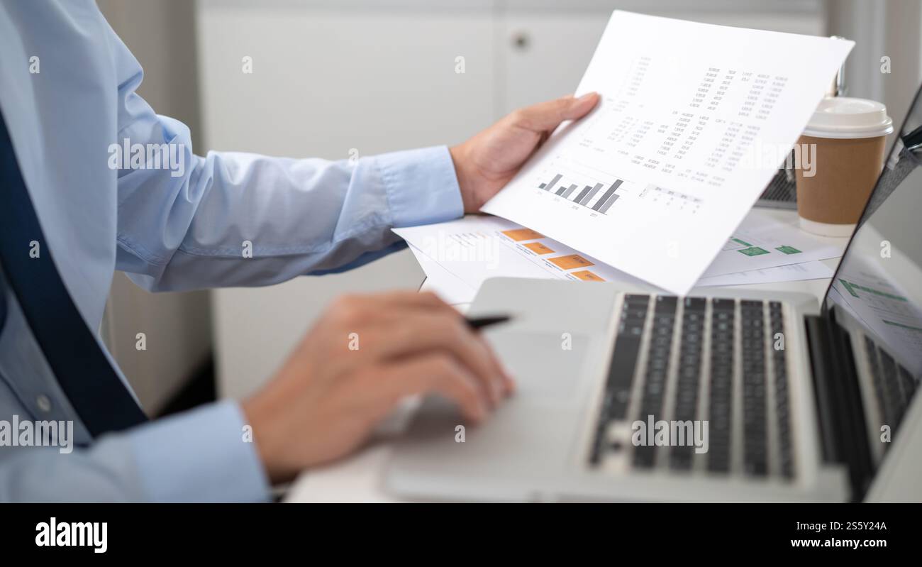 Uomo d'affari che lavora utilizzando le mani del computer portatile digitando su una tastiera. Investitore professionista che lavora per un nuovo progetto di Start-up. pianificazione aziendale in corso Foto Stock