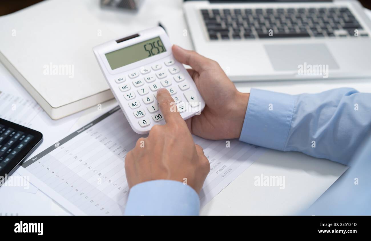 Revisore o personale interno addetto alle entrate, uomini d'affari che controllano il bilancio annuale dell'azienda. Verifica Foto Stock