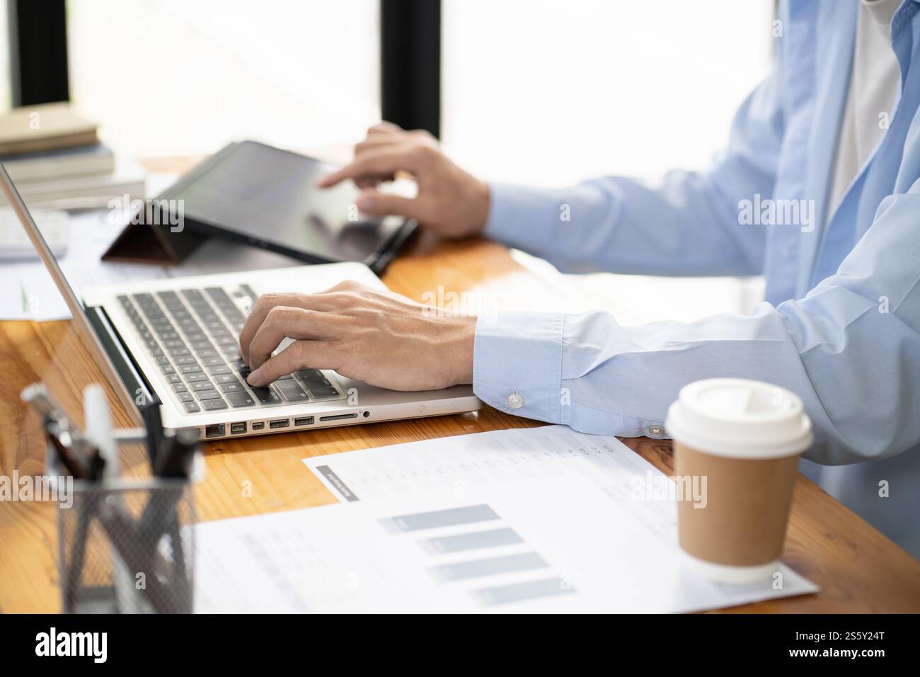 Uomo d'affari che lavora utilizzando le mani del computer portatile digitando su una tastiera. Investitore professionista che lavora per un nuovo progetto di Start-up. pianificazione aziendale in corso Foto Stock