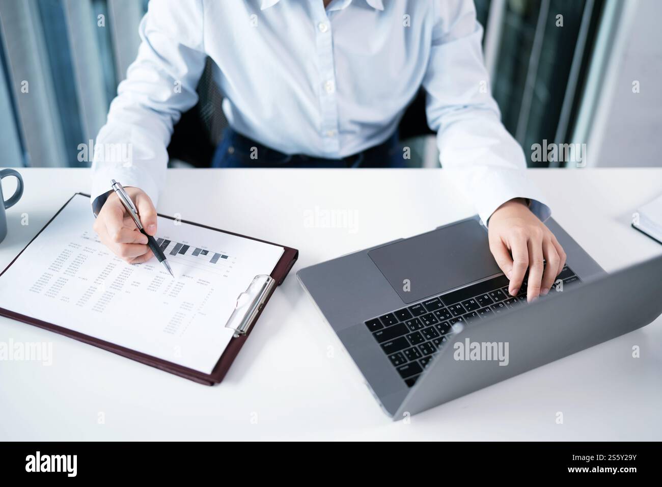 E learning studente online Conferenza VDO lavoro da casa lavoro remoto conversazione online su laptop webcam lavoro conferenza distanza sociale Foto Stock