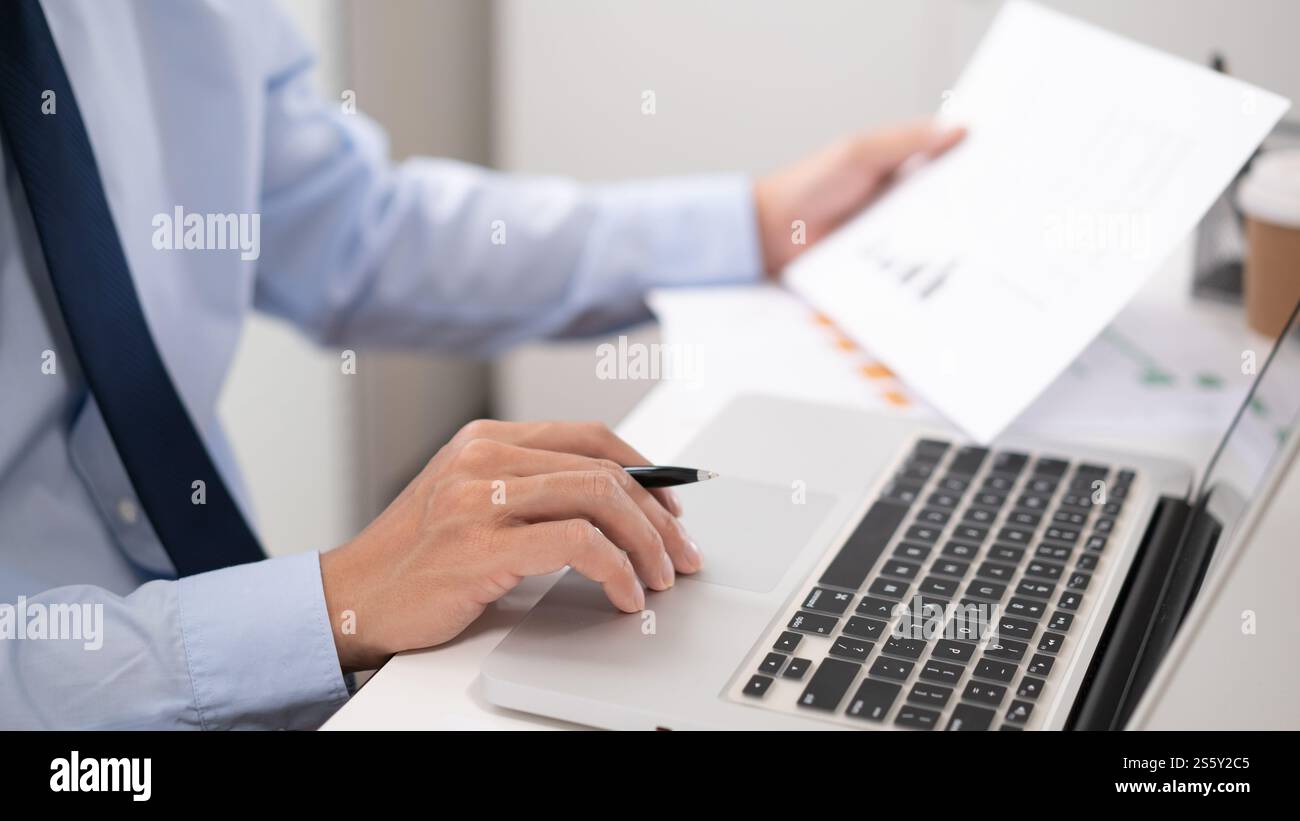 Uomo d'affari che lavora utilizzando le mani del computer portatile digitando su una tastiera. Investitore professionista che lavora per un nuovo progetto di Start-up. pianificazione aziendale in corso Foto Stock