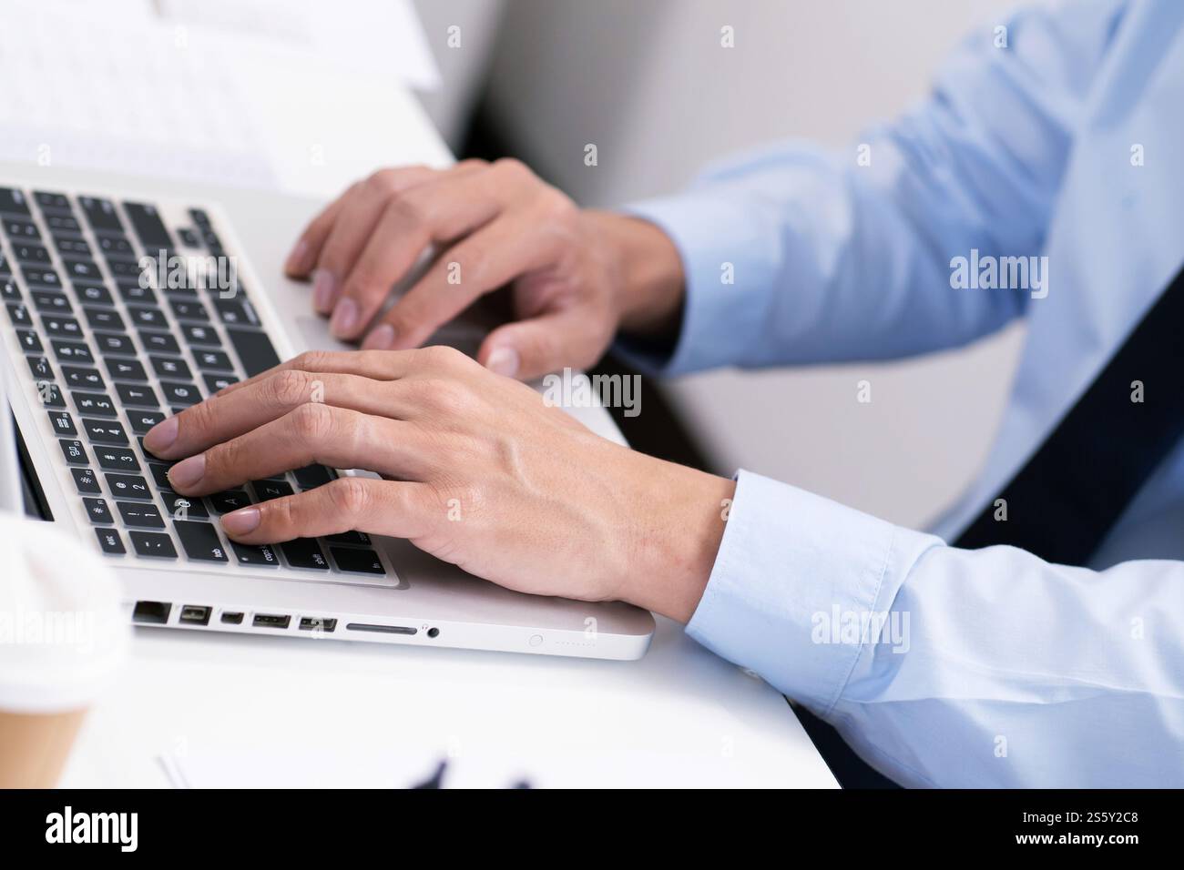 Uomo d'affari che lavora utilizzando le mani del computer portatile digitando su una tastiera. Investitore professionista che lavora per un nuovo progetto di Start-up. pianificazione aziendale in corso Foto Stock