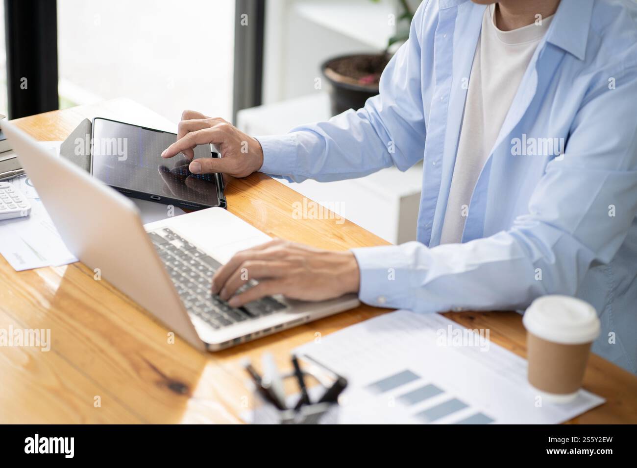 Uomo d'affari che lavora utilizzando le mani del computer portatile digitando su una tastiera. Investitore professionista che lavora per un nuovo progetto di Start-up. pianificazione aziendale in corso Foto Stock