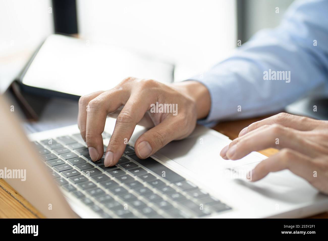 Uomo d'affari che lavora utilizzando le mani del computer portatile digitando su una tastiera. Investitore professionista che lavora per un nuovo progetto di Start-up. pianificazione aziendale in corso Foto Stock