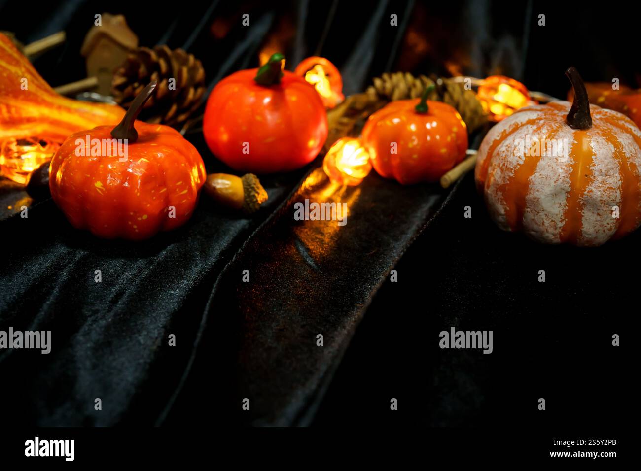 Sfondo delle decorazioni di Halloween. Halloween pauroso testa di zucca su un tavolo di legno concetto di Halloween per le vacanze. Foto Stock