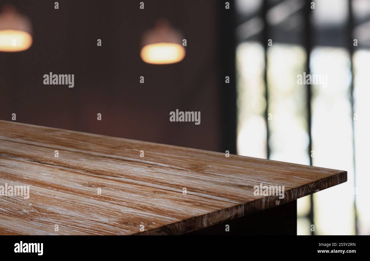 Piano tavolo in legno in Blur interno stanza di sfondo con spazio vuoto per la copia Foto Stock