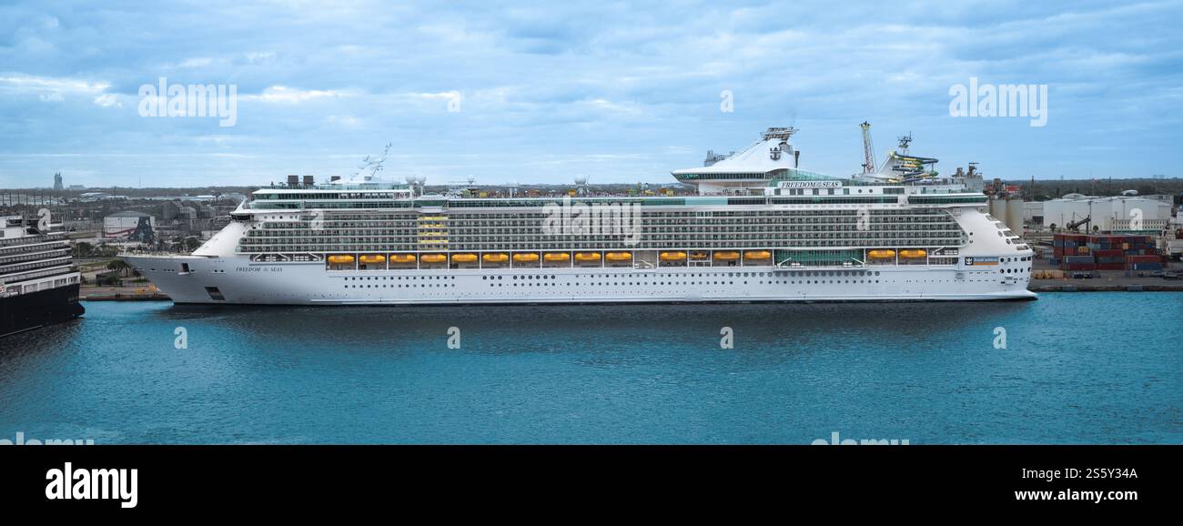 Fort Lauderdale, Florida - 17 novembre 2024: Nave da crociera Royal Caribbean Freedom of the Seas a Port Everglades. Vista laterale. Foto Stock