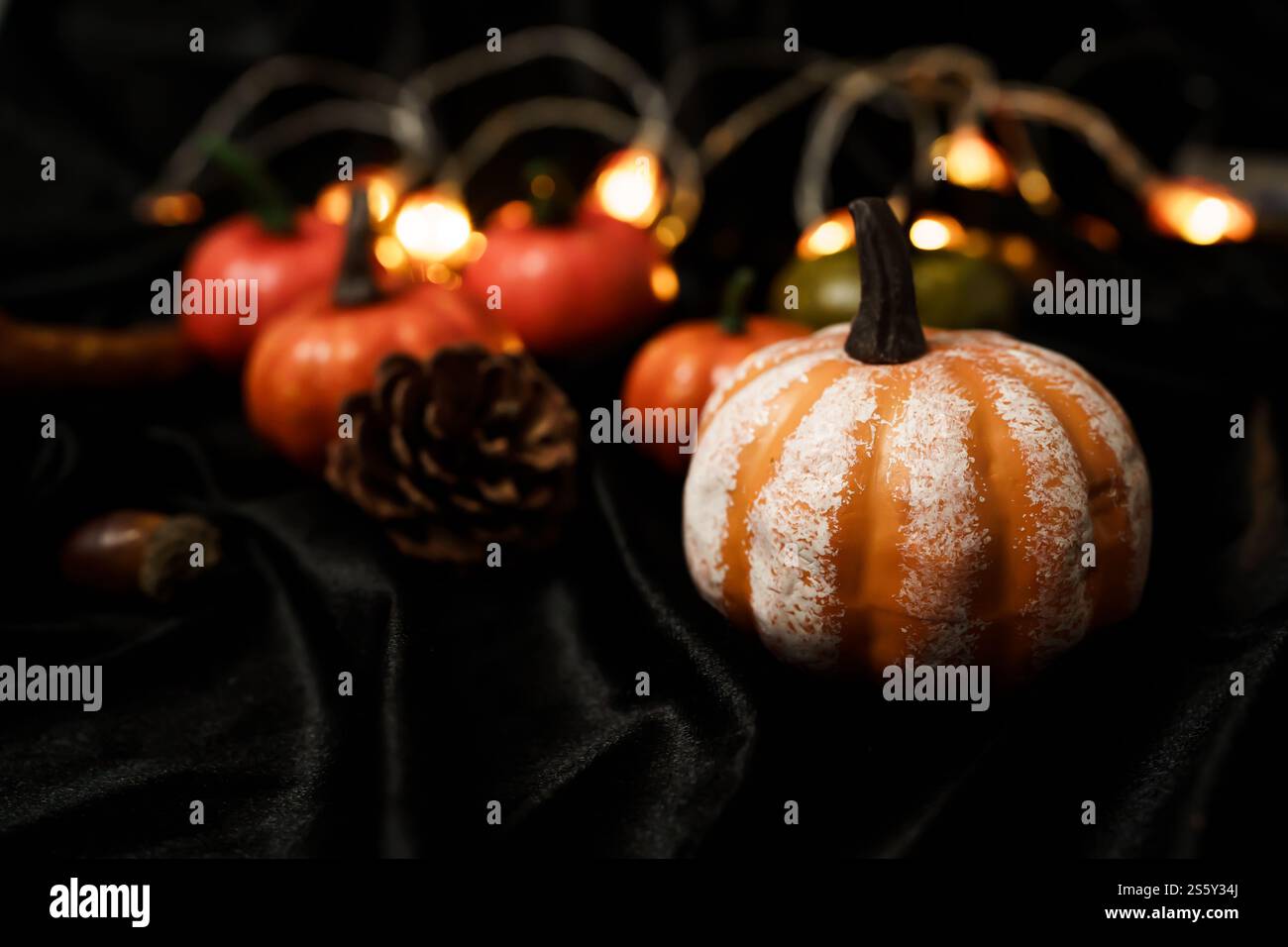 Sfondo delle decorazioni di Halloween. Halloween pauroso testa di zucca su un tavolo di legno concetto di Halloween per le vacanze. Foto Stock