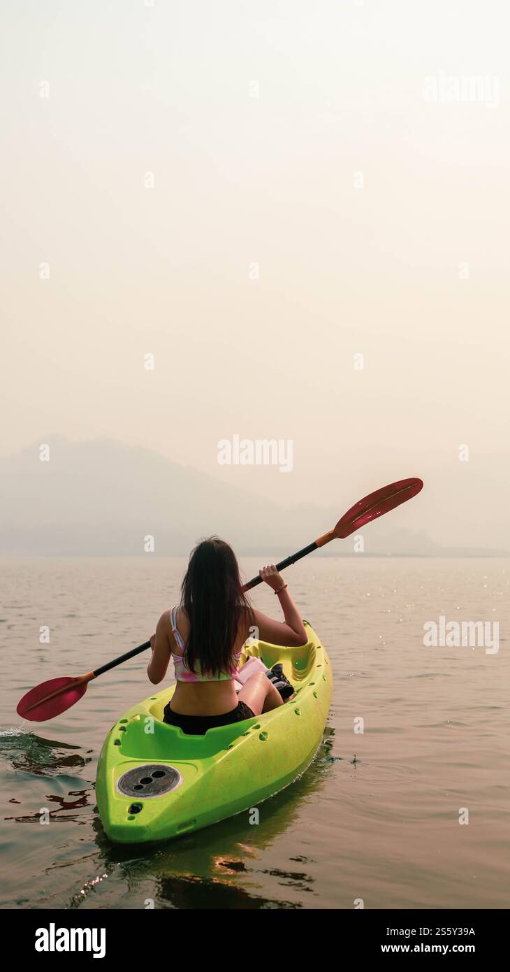 Kayak sport acquatici sul lago. Kayak che si godono le bellissime passeggiate all'alba in kayak o canoa nella baia tropicale. rilassati in barca Foto Stock
