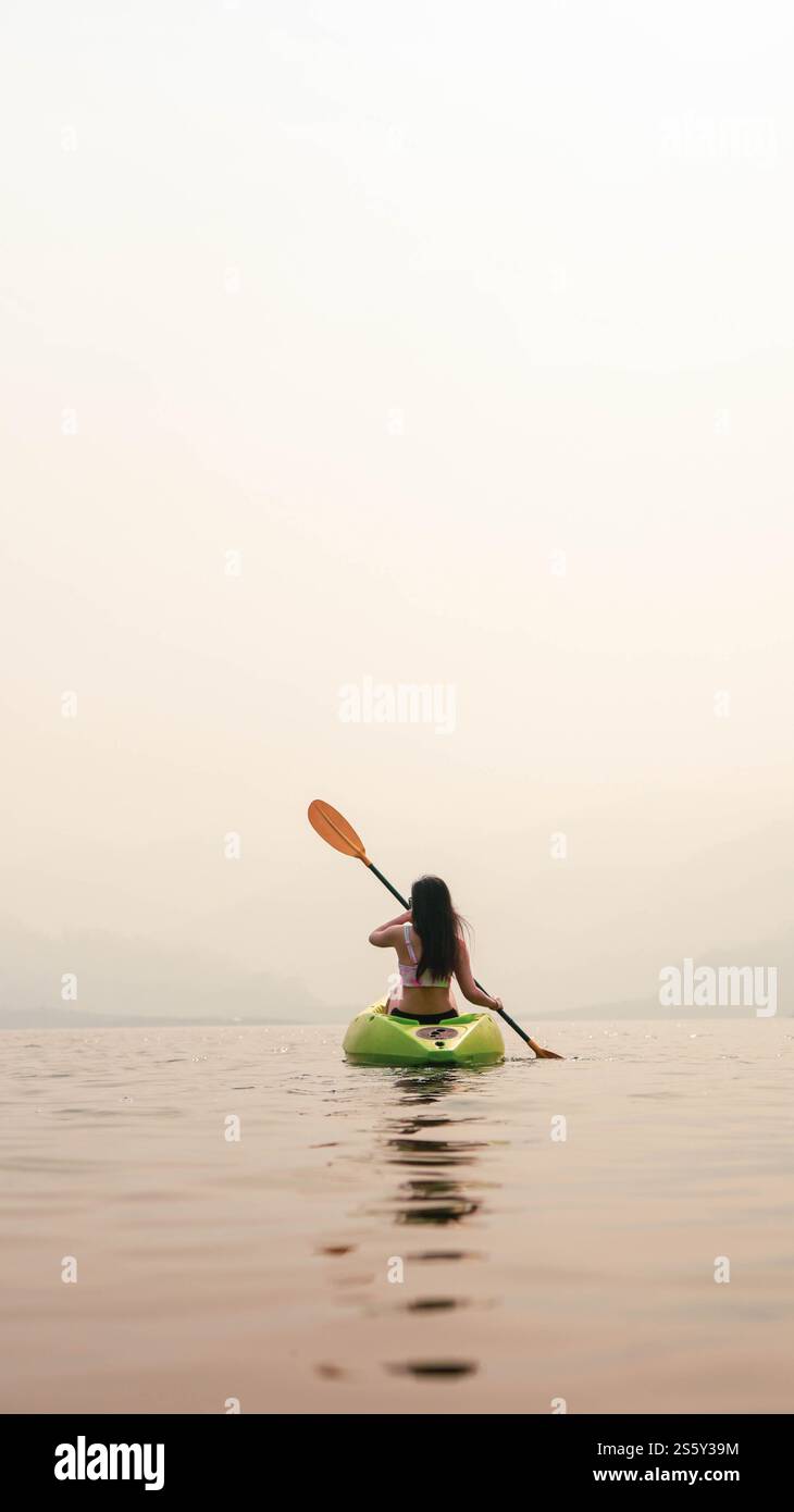 Kayak sport acquatici sul lago. Kayak che si godono le bellissime passeggiate all'alba in kayak o canoa nella baia tropicale. rilassati in barca Foto Stock