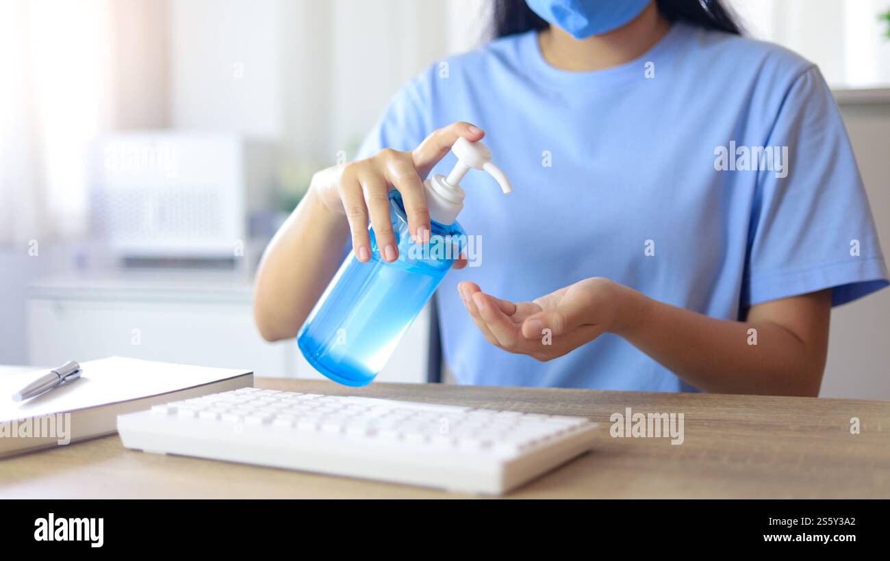 Mano applicazione di gel alcool igienizzante liquido mani di pulizia per prevenire la Corona virus covid-19. Gel di alcool igienizzante per mani donna per l'igiene delle mani Foto Stock