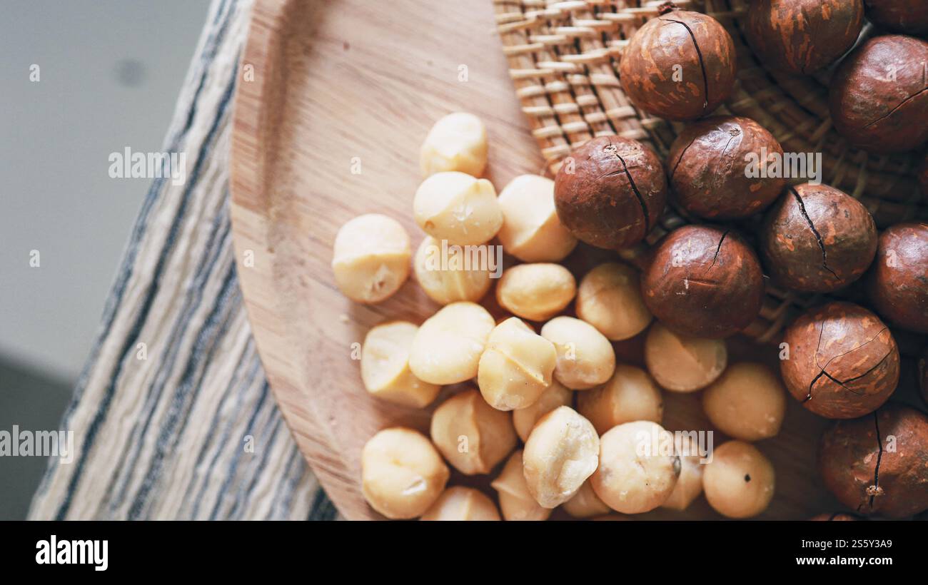 Noce di Macadamia organica. le noci di macadamia sono spezzate e cotte per gustare superfood estremamente delizioso macadamia naturale sgusciata fresca e cibo sano Foto Stock