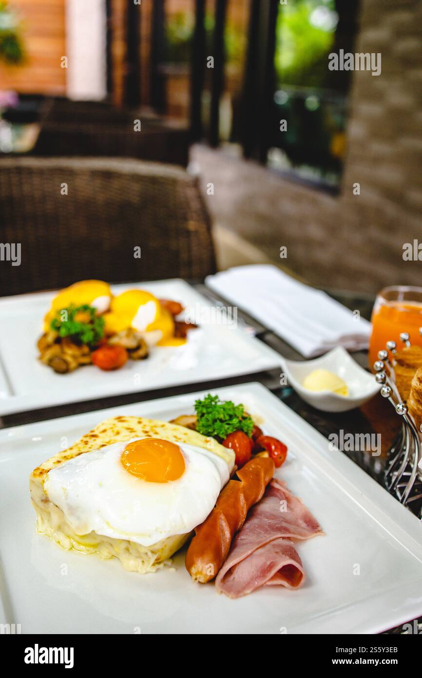 Colazione all'americana completa colazione abbondante e salutare servita su un tavolo con caffè colazione all'inglese con croissant all'uovo fritti Foto Stock